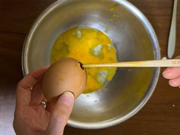 イースターエッグの作り方、知ってる？　企業が紹介する卵の中身を抜く方法