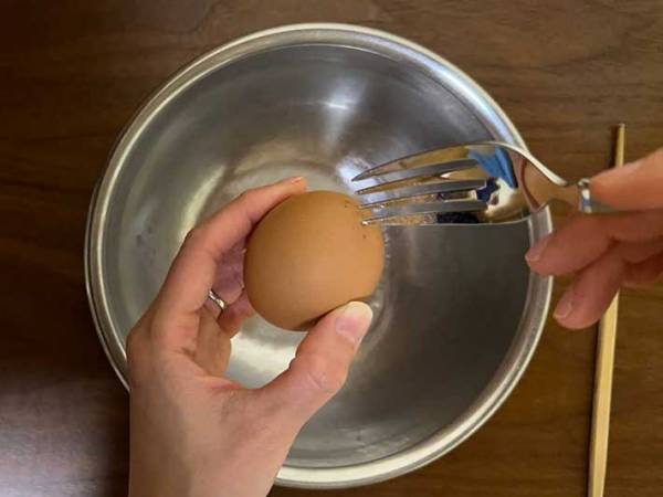 イースターエッグの作り方、知ってる？　企業が紹介する卵の中身を抜く方法