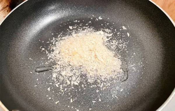 使うのはアレ！　目玉焼きの思わぬ食べ方に「新種だ」「これ人気出そう」