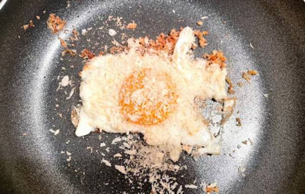 使うのはアレ！　目玉焼きの思わぬ食べ方に「新種だ」「これ人気出そう」