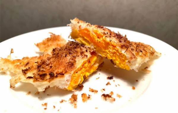 使うのはアレ！　目玉焼きの思わぬ食べ方に「新種だ」「これ人気出そう」