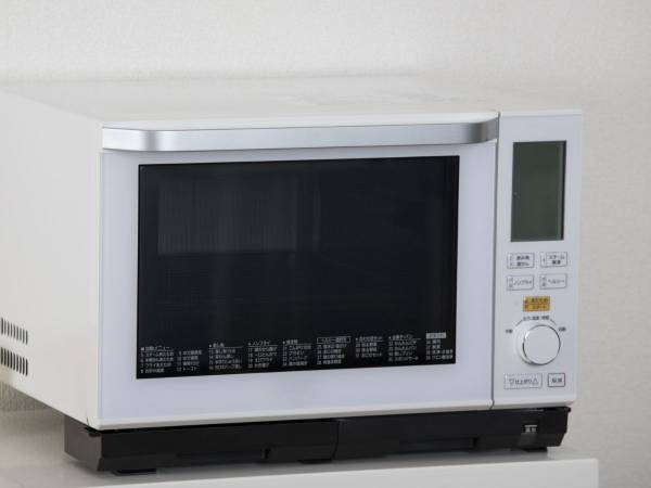 「電子レンジの上にモノを置かないで」　企業の解説に「すぐどかします…」