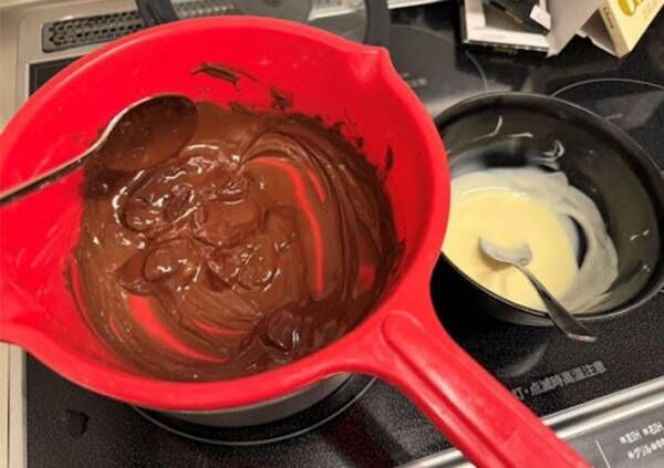 チョコレートを湯せんで溶かした写真