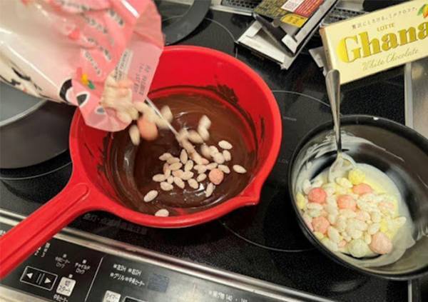 余ったひなあられをアレに混ぜてみたら？　簡単おやつに大変身！