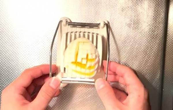 エッグカッター、台所に眠ってない？　意外な使い道に「包丁より切りやすい」