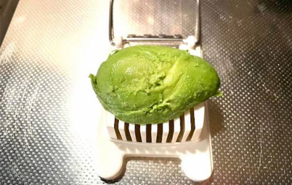 エッグカッター、台所に眠ってない？　意外な使い道に「包丁より切りやすい」