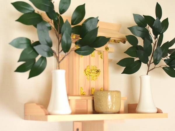 神棚の扉は開けるべき？　それとも閉める？　正しい知識に「初耳でした」