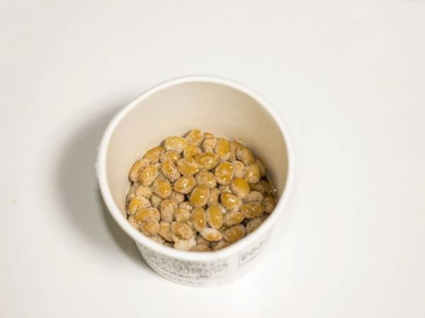 納豆は冷蔵庫で保存するべき？　メーカー公式サイト回答に「参考になった」