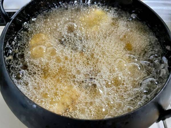 揚げ物をした後の油はどうしてる？　知っておくべき「正しい処分方法」とは