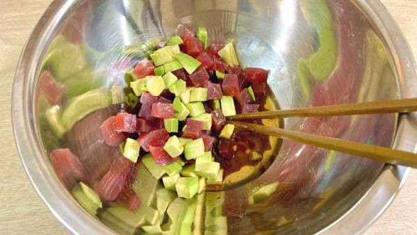 混ぜてご飯にのせるだけ！　シェフ太鼓判の絶品丼に「これ１００点」