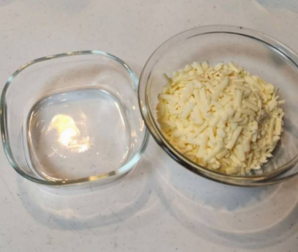 これでもう固まらない！　チーズをパラパラに冷凍保存する方法がナイスアイディア