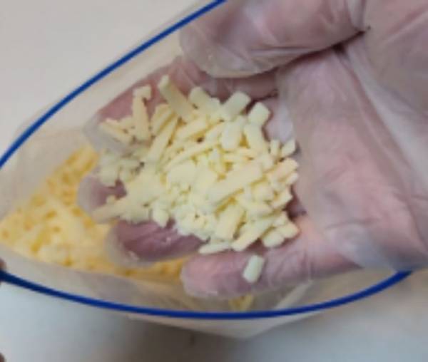 これでもう固まらない！　チーズをパラパラに冷凍保存する方法がナイスアイディア