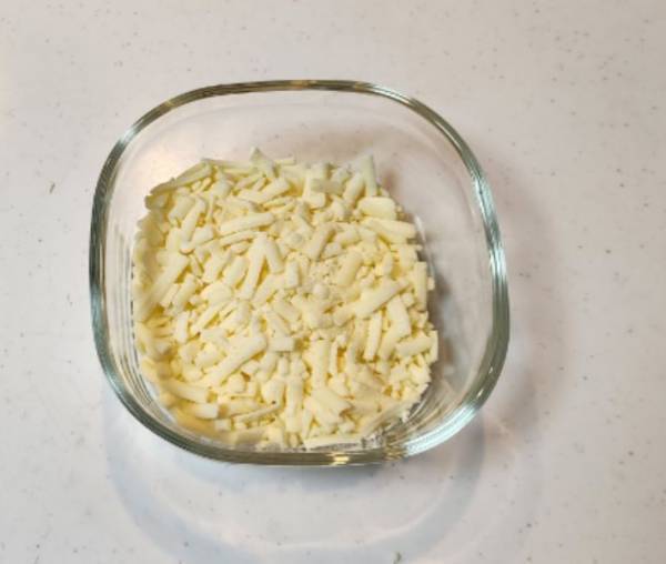 これでもう固まらない！　チーズをパラパラに冷凍保存する方法がナイスアイディア