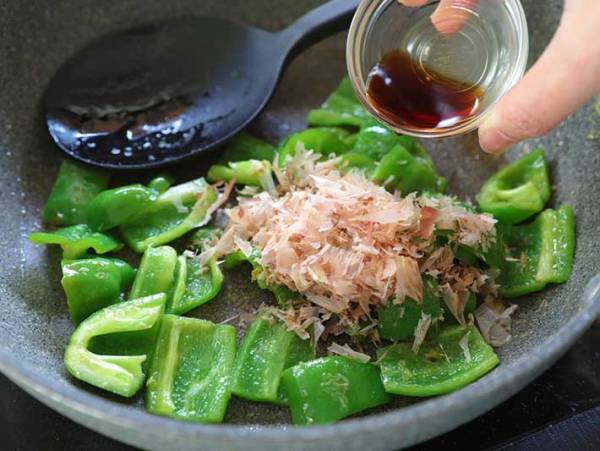 お弁当の一品にいかが？　１０分でできるピーマン料理に「見た目もきれい」