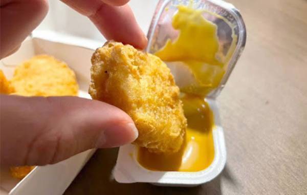 蓋を開けないナゲットソースの使い方に「なんて快適」「こりゃ話題になる」