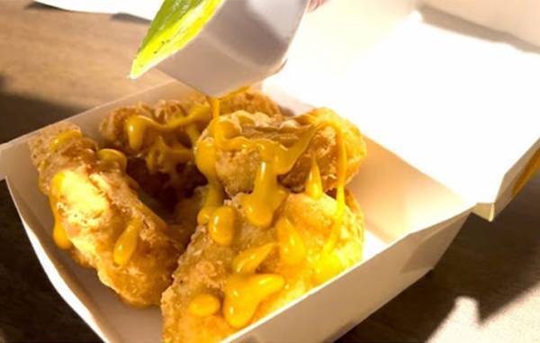 蓋を開けないナゲットソースの使い方に「なんて快適」「こりゃ話題になる」