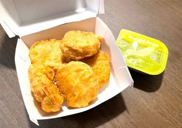 蓋を開けないナゲットソースの使い方に「なんて快適」「こりゃ話題になる」