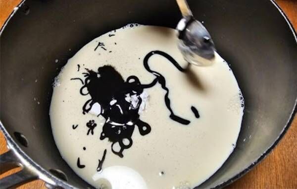 鍋に豆乳、片栗粉、黒ねりごまを入れた写真