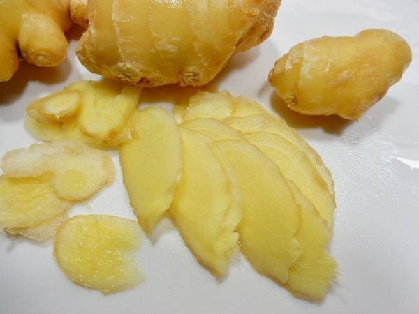 冷蔵庫で保存すると傷みやすい！　ショウガを長持ちさせる保存方法に「実践してみる」