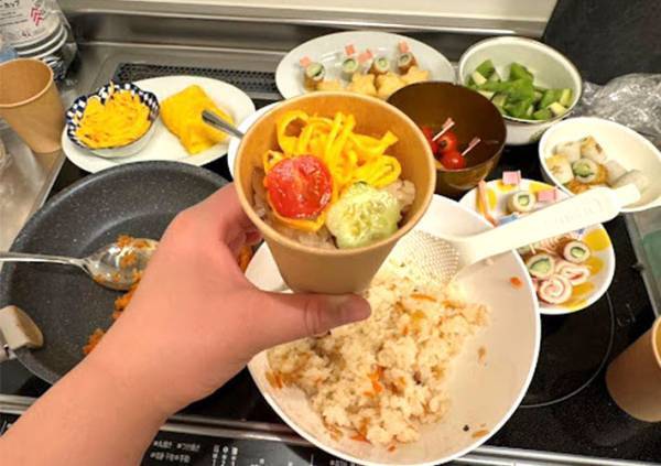 「すぐ置ける」「ケンカがなくなる」　紙コップ弁当が便利すぎるので作ってみた
