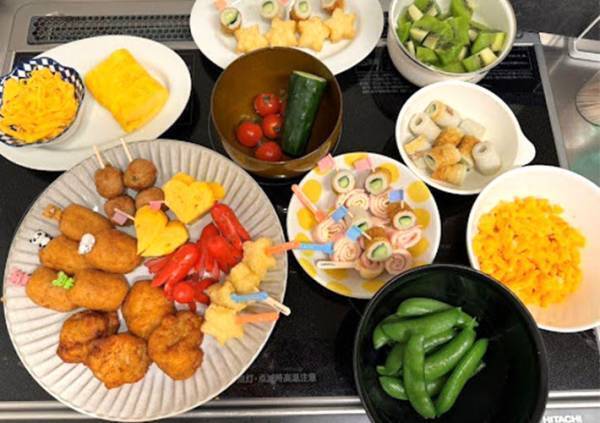 「すぐ置ける」「ケンカがなくなる」　紙コップ弁当が便利すぎるので作ってみた