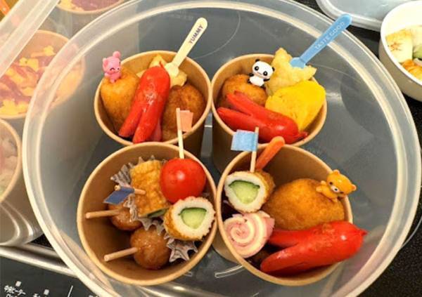 「すぐ置ける」「ケンカがなくなる」　紙コップ弁当が便利すぎるので作ってみた