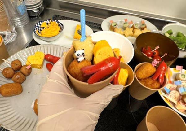 「すぐ置ける」「ケンカがなくなる」　紙コップ弁当が便利すぎるので作ってみた