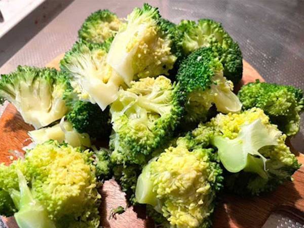 ブロッコリー、まだ鍋で茹でてる？　カゴメの方法に「時短すぎる」