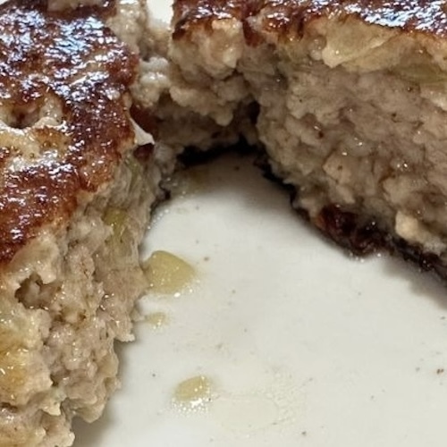 いつものハンバーグにアレを加えると…　「いつもよりジューシー」「うんま！」