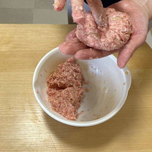 いつものハンバーグにアレを加えると…　「いつもよりジューシー」「うんま！」