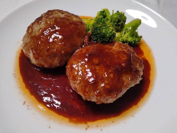 いつものハンバーグにアレを加えると…　「いつもよりジューシー」「うんま！」