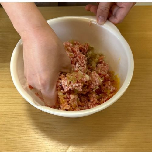 いつものハンバーグにアレを加えると…　「いつもよりジューシー」「うんま！」