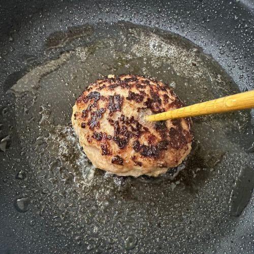 いつものハンバーグにアレを加えると…　「いつもよりジューシー」「うんま！」