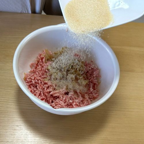 いつものハンバーグにアレを加えると…　「いつもよりジューシー」「うんま！」