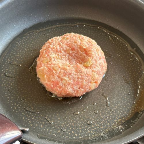 いつものハンバーグにアレを加えると…　「いつもよりジューシー」「うんま！」