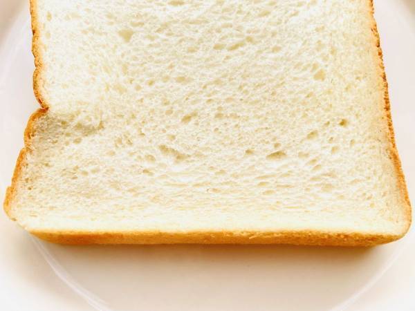 固くなった食パンをふわふわに戻すには？　トップバリュの裏技に「驚いた」