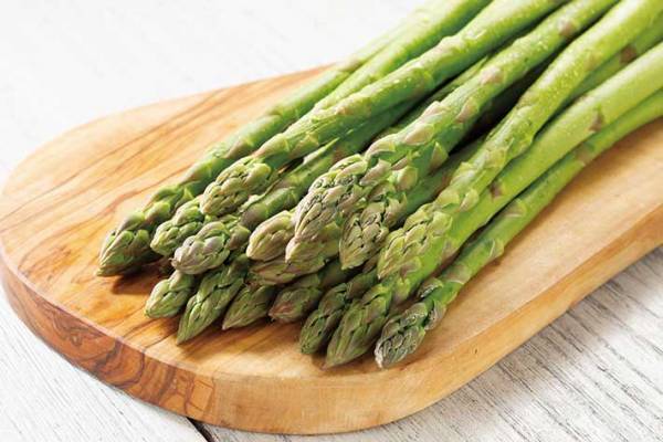 アスパラ、そのまま冷蔵庫に入れてない？　スーパーの青果部による『ベストな保存方法』