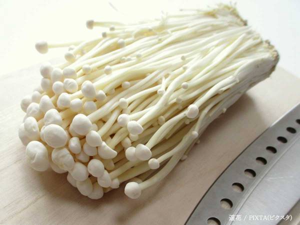 エノキの上に豚肉をのせて…　レンジだけで作る簡単おかずに「コレはおいしそう」