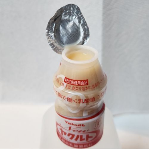 ヤクルトの蓋、ひらひら部分を◯◯すると？　簡単な開け方に「これは便利だ」