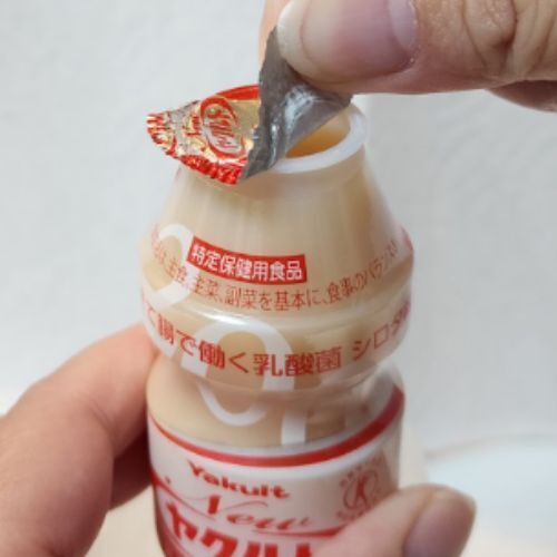 ヤクルトの蓋、ひらひら部分を◯◯すると？　簡単な開け方に「これは便利だ」
