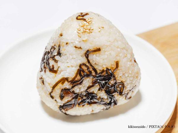 塩昆布のおにぎりが『とんでもないうまさ』に！　アレを入れると…？