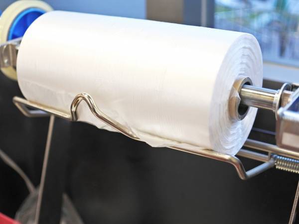 スーパーのポリ袋、スマートに保存するには？　方法に「ほほう」「こりゃ便利」