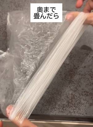 スーパーのポリ袋、スマートに保存するには？　方法に「ほほう」「こりゃ便利」