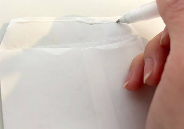 『ペンのり』で封筒の糊付けをしている写真