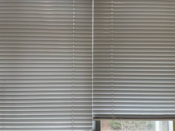 二度拭きなしですっきりきれいに！　ブラインドの黒ずみを落とす方法に「目からウロコ」