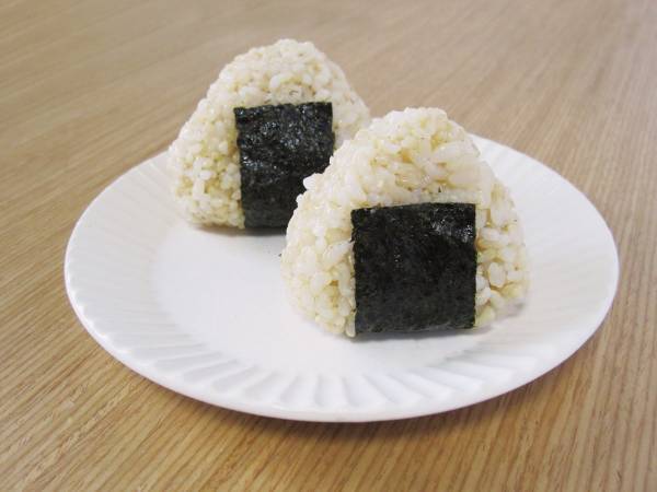 おにぎりの解凍はレンジで「◯分」　企業の助言に「ありがたい情報」