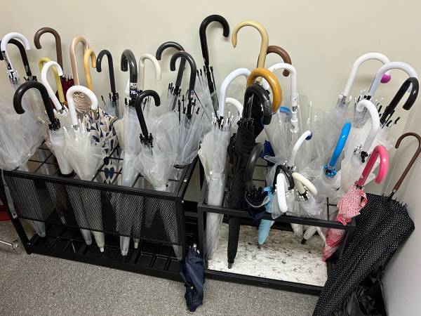 濡れた傘をシャワーで…？　企業が教える方法にビックリ！