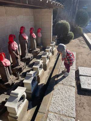 ２歳児が順番にお辞儀したのは？　『昔ばなしのような光景』に心が洗われる