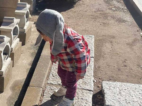 ２歳児が順番にお辞儀したのは？　『昔ばなしのような光景』に心が洗われる