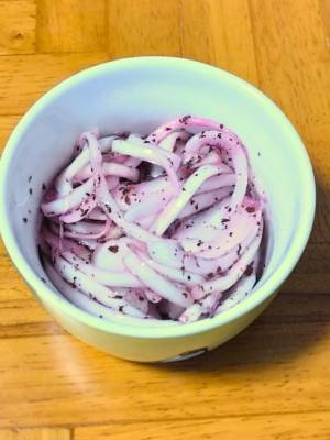 『ゆかり』を使った新玉ねぎのアレンジレシピに「これはおいしそう」